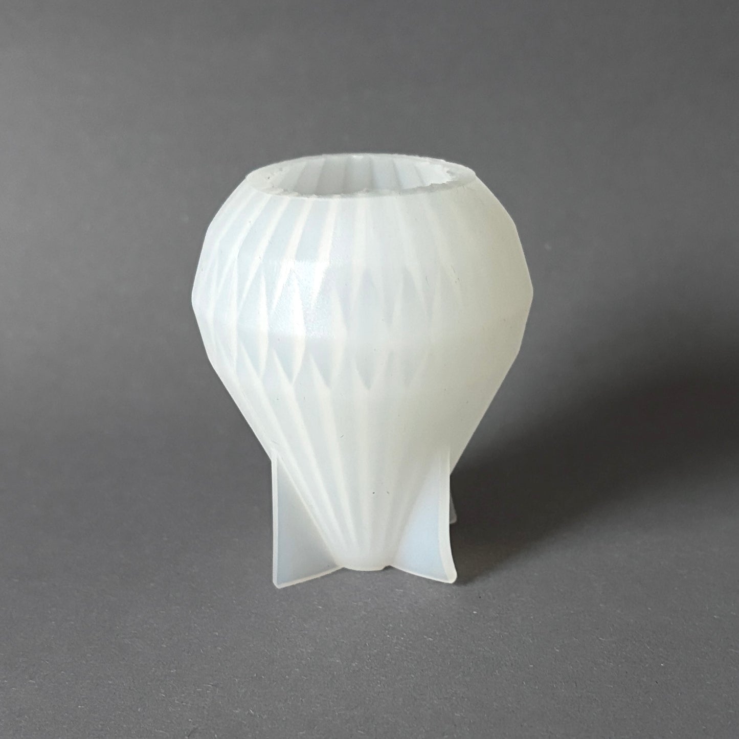 Silikonform zum gießen einer Kerze in Laternen oder Birnenform.