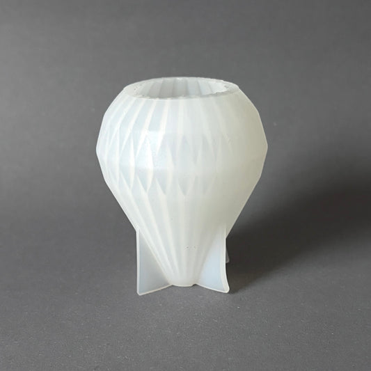 Silikonform zum gießen einer Kerze in Laternen oder Birnenform.