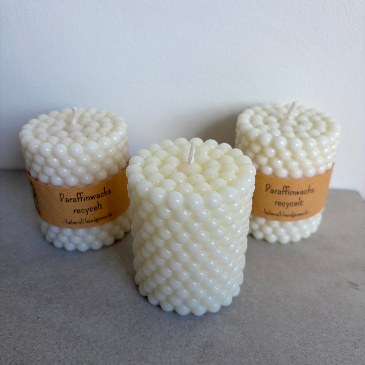 Drei weiße Bubblekerzen aus recyceltem Wachs.