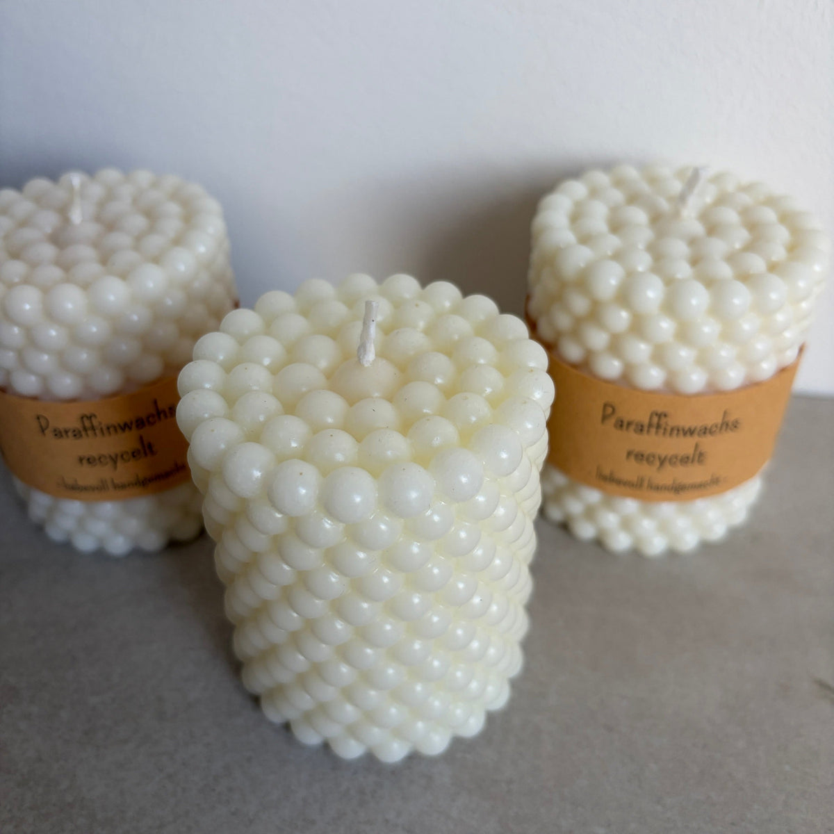 Drei weiße Bubblekerzen aus Kerzenresten gegossen.